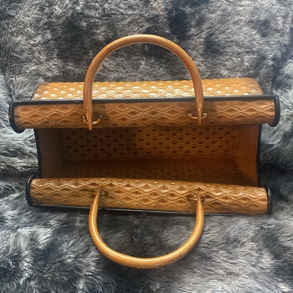 Unique Metal Magazine/ Blanket Holder - Picture 10 of 16